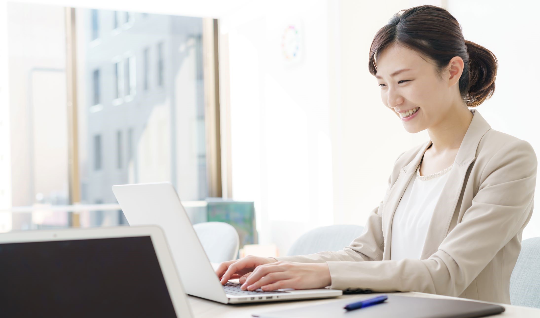 女性とPCの画像